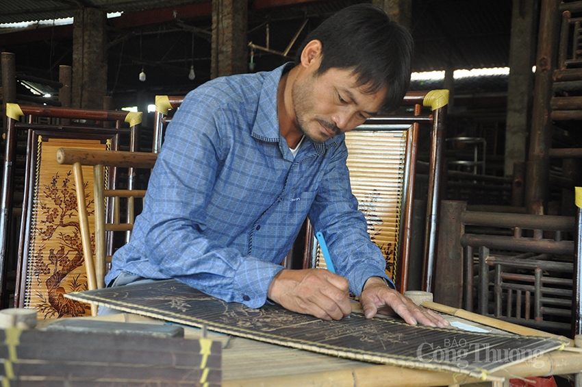 Nghệ nhân Nguyễn Kỷ đang đan tre